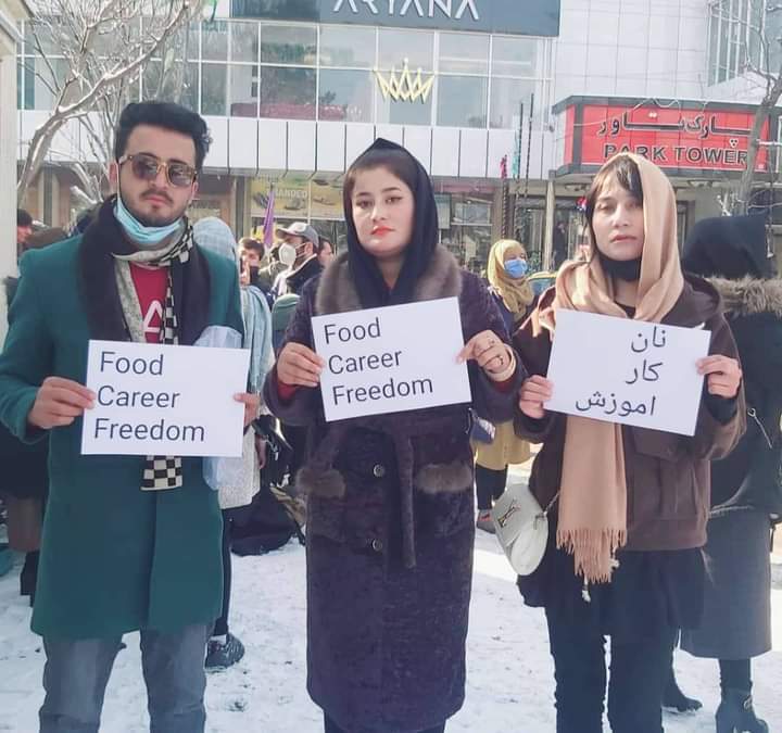 AinaliSeerat's tweet photo. نان ،کار ،آموزش و آزادی شعاریست که درقرن۲۱ ازسوی همه اتباع در افغانستان شعار داده میشود. ننگ وشرم است که درین قرن مردم دنیا به تسخیر کهکشان هاست مابفکرنان وآزادی.
مدنیت وعواطف سربریده شد. https://t.co/EkM3RfSWmL
