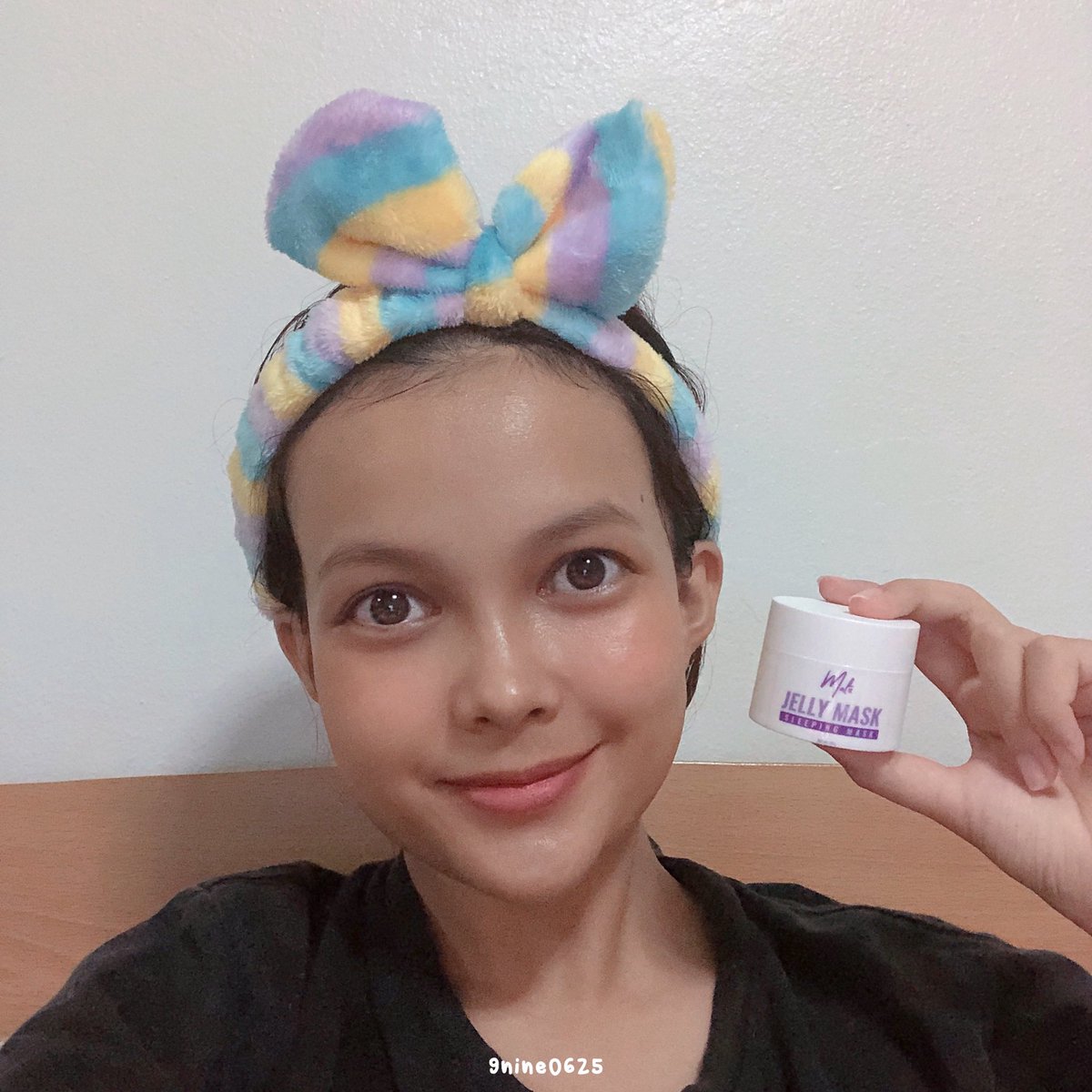 9nine0625's tweet photo. อย่างที่เคยบอกไปว่าช่วงนี้บ้า Sleeping Mask มากกก🥰 ล่าสุดก็ลองมาส์กมะลิตามรีวิวในทวิตเตอร์ คือดีเลยยย เนื้อมาส์กเป็นเจลลี่ดึ๋งๆ สีใส กลิ่นหอมมะลิ ใช้แล้วชุ่มชื้นสุดดดด แล้วซึมโคตรไว ชอบบบ💕

#Geminineรีวิว #มาส์กมะลิ #maliijellymask #มะลิเจลลี่มาส์ก @maliithailand https://t.co/nxBNDUwK6q