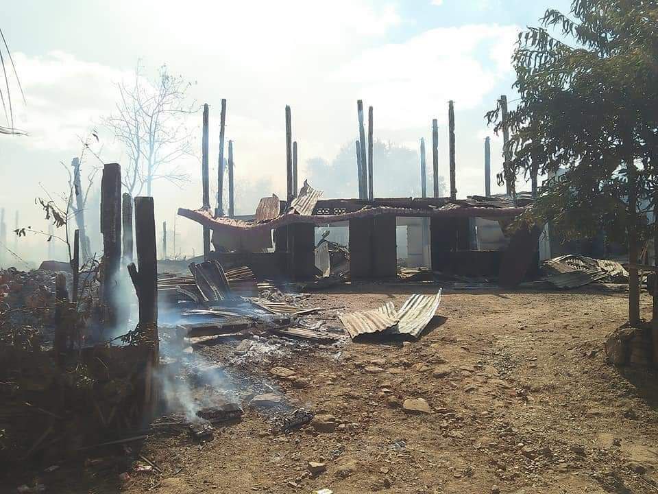 spring_2021's tweet photo. On this morning,SAC troops invaded and set fire more than 20 houses in NgaMyaung Village,Myaing Tsp,Magway Division - forced locals to flee.SAC also raided and destroyed the houses in the village and left. Now some locals returned to village and extinguished the fire. 
#Dec16Coup https://t.co/oweWmHAVo1
