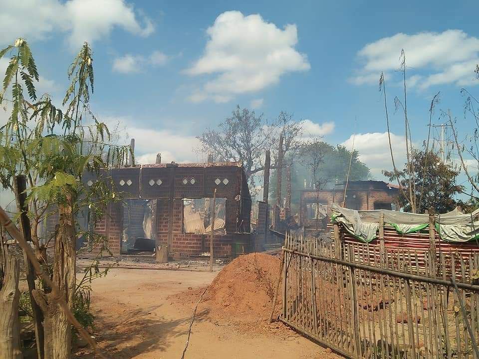spring_2021's tweet photo. On this morning,SAC troops invaded and set fire more than 20 houses in NgaMyaung Village,Myaing Tsp,Magway Division - forced locals to flee.SAC also raided and destroyed the houses in the village and left. Now some locals returned to village and extinguished the fire. 
#Dec16Coup https://t.co/oweWmHAVo1