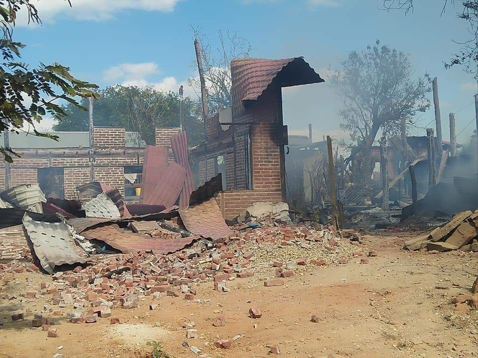 spring_2021's tweet photo. On this morning,SAC troops invaded and set fire more than 20 houses in NgaMyaung Village,Myaing Tsp,Magway Division - forced locals to flee.SAC also raided and destroyed the houses in the village and left. Now some locals returned to village and extinguished the fire. 
#Dec16Coup https://t.co/oweWmHAVo1