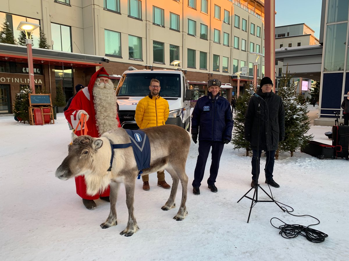 NiskaPetri's tweet photo. Joulurauhaa liikenteeseen julistamassa @LapinPoliisi @Lapin_ELY ja @Liikenneturva Menossa mukana myös Liikenneturvan toimitusjohtaja @PasiAnteroinen #JoulurauhaaTeille #Liikenneturva #Rovaniemi https://t.co/rP3VGHg2Gp
