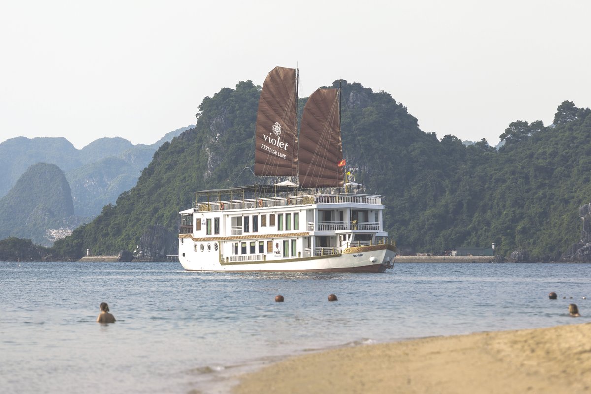 HeritageLine's tweet photo. Halong Bay Cruise
Day 3 of 3

Start the day off with Tai Chi. At Ti Top Island, go for a refreshing swim or climb up for stunning views.

After breakfast is served, savour your final moments in Halong Bay as we head back to the pier.

Full itinerary:
https://t.co/HUWnigir7v https://t.co/VvDCbbbZLX
