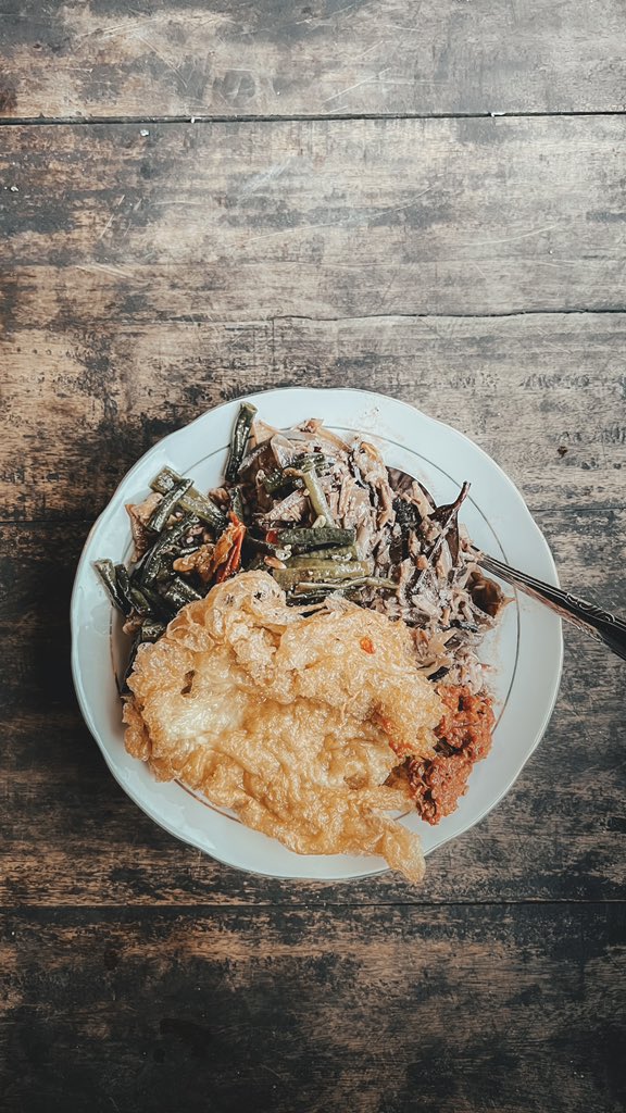 wiranagara's tweet photo. Mana yang lebih dulu habis, sepiring nasi dengan lauk menggunung atau sekeping hati yang tak bernaung? https://t.co/P4T9irc01n
