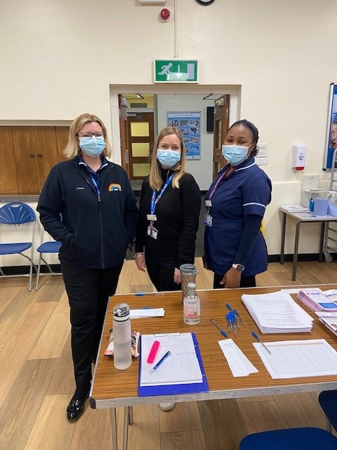 CFHS_Surrey's tweet photo. This morning our Immunisation team are at Dunottar School, Reigate until 1pm delivering the first #CovidVaccine for 12-15 year olds 🦠💉
Please encourage your children to pop in before 1pm today to have their first vaccine.
Please note: no adults will be offered a vaccine. https://t.co/dnrzUk3oIe