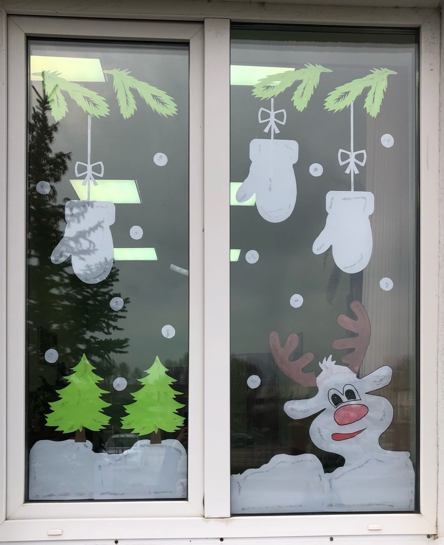 В центральных библиотеках села Приволжье уже чувствуется приближение Нового года! Мы украсили коридор и окна, нарядили елки, оформили красочные выставки. Ждём всех в наших библиотеках.