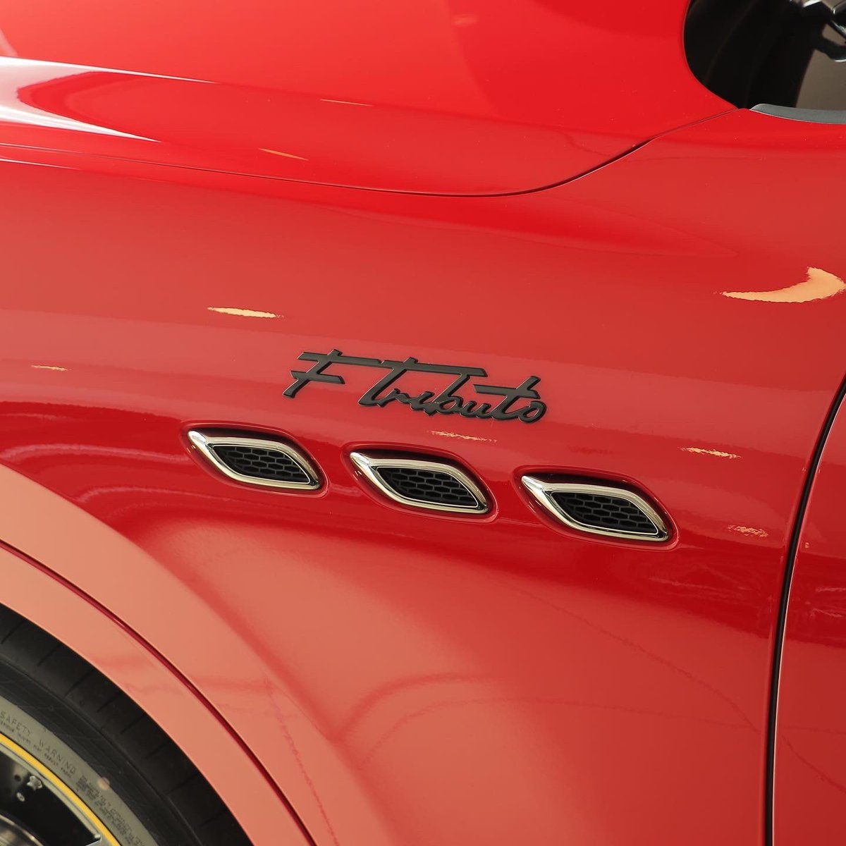 maseratiascot's tweet photo. Santa’s 3.0 L V6 sleigh 🎅🏻
The Levante F Tributo has a maximum speed of 156 mph, Santa will not have a problem delivering all of the presents!
#Maserati #MaseratiLevanteFTributo #FTributo #MaranelloMaserati https://t.co/25P68MS5WJ