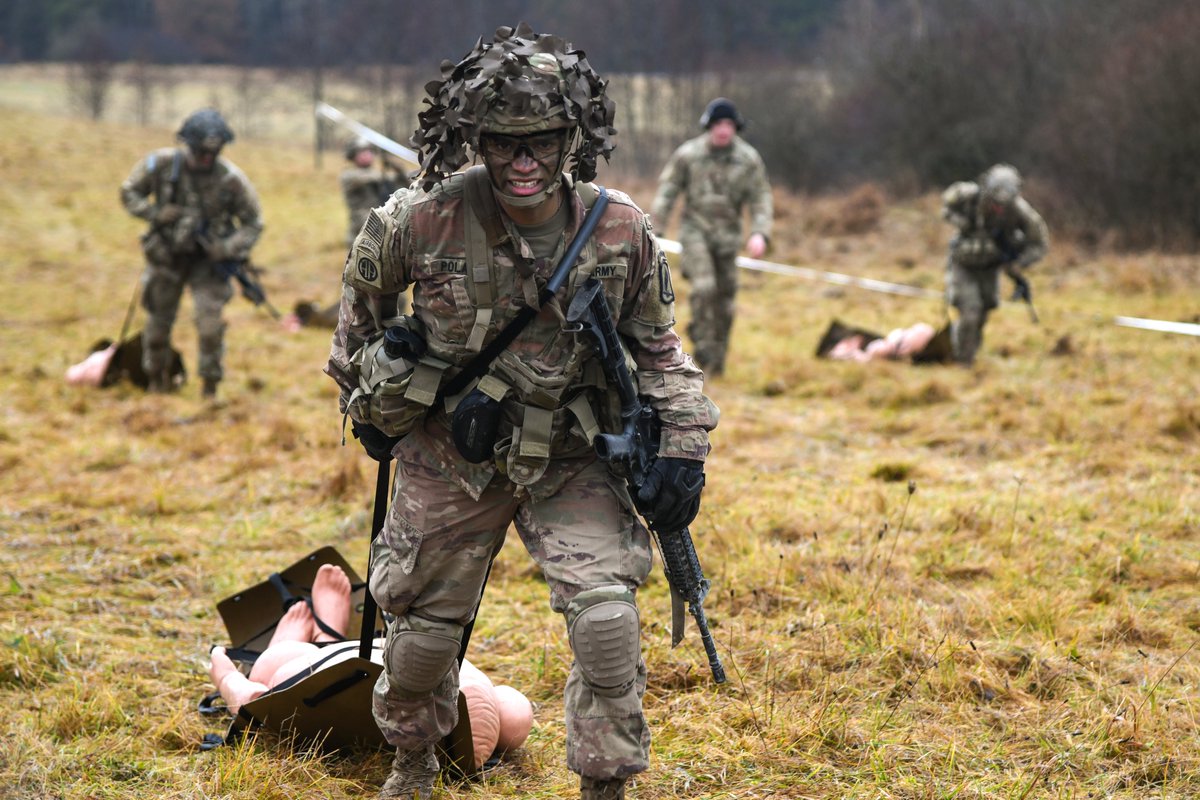 7thATC's tweet photo. @USArmy #paratroopers, assigned to @173rdAbnBde, pull simulated casualties at the stress shoot lane during a spur ride at the #7ATC's #Grafenwoehr Training Area, #Germany, Dec. 14, 2021.
(📸 by TSAE Markus Rauchenberger)

#StrongerTogether #EUCOM 
@US_EUCOM @USArmyEURAF https://t.co/vNRWEMQeLD