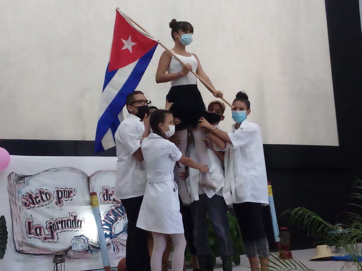 yrondon5's tweet photo. Excelente jornada vivida el el municipio Guamá. No pudo faltar la estimulación a los educadores destacados. Hermosos números culturales que demuestran como el arte llega a los sitios más intrincados. Felicidades a educadores. @elsa_ena. #cubamined. #Cuba. #dpesantiago https://t.co/lEtphXfFwC