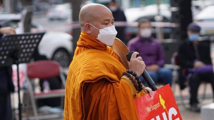 b3rry_y's tweet photo. Burmese people and Korean citizens in South Korea, led by Daegu Monk, are rallying in the city of South Korea today to protest against the military coup in Myanmar.
  
#WhatsHappeningInMyanmar
#Dec16Coup https://t.co/ZT51IeaYSo