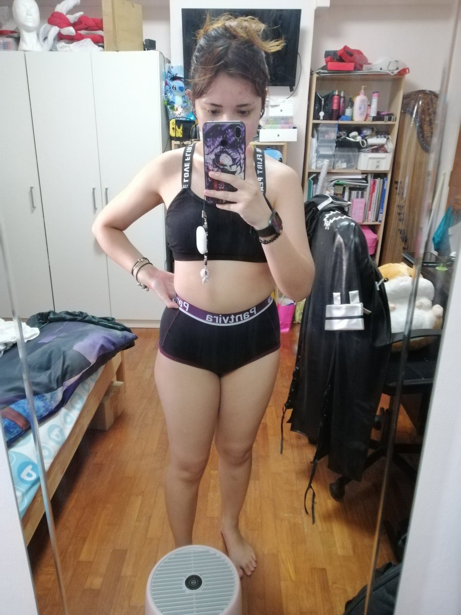 Cloudzannzee's tweet photo. #bodycheck this is the worst day ever.... Istg.... I have a photoshoot this sunday and im not even close to having my ribscage jutting out #edtwt #edthoughts #edthreads #eat1ngd1sorder #proana #promia hatingmyselfalot https://t.co/mQvIdNkJ75