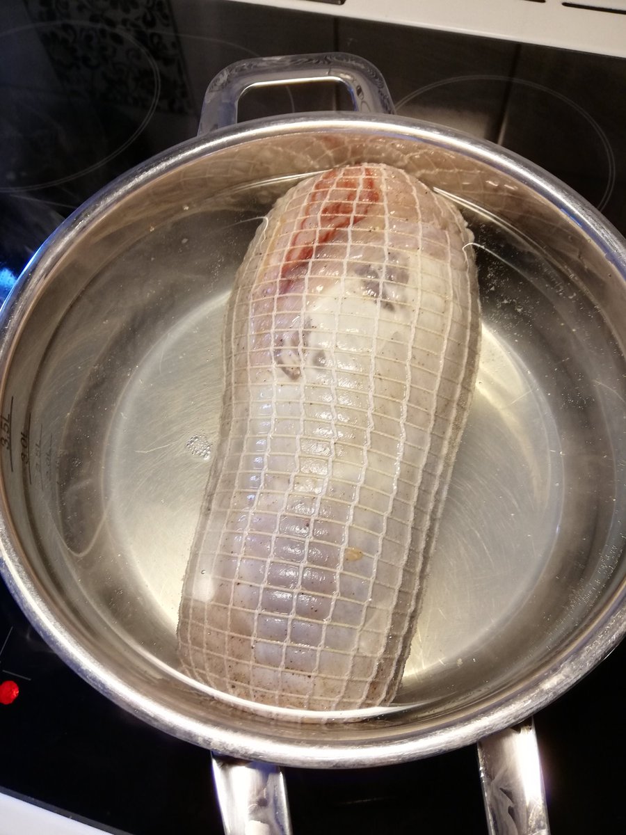 HegeKrHult's tweet photo. Så gjør vi så når vi koker vår rull, koker vår rull, koker vår rull, så gjør vi så når vi koker vår rull, tidlig en torsdags morgen 😁
#lammerull #julemat https://t.co/1KMdZLqRqT