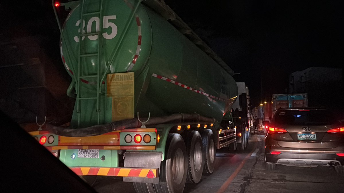 arquids's tweet photo. @MMDA baka naman po.. tatlong lane na kinain ng mga truck na to…. https://t.co/N5cmldoxxl