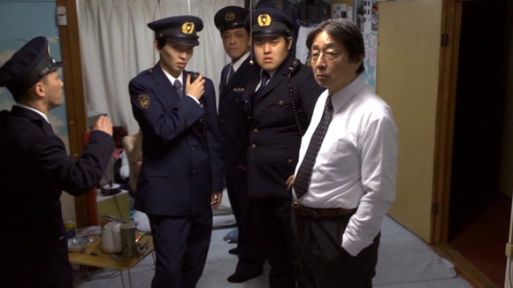 Film fauché et ça se voit, OW de Yōhei Suzuki (sur Henri jusqu'au 15/02/2022) tient la route quand il s’en tient au huis clos sarcastique et ridiculise les institutions, soit pendant le 1er tiers du film. Après, il s’essouffle très vite, l’ennui s’installe et le ridicule guette.