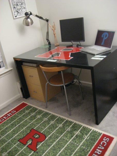 My desk setup 13 years ago when I still lived in #NewJersey.

Lots of things have changed including now living in #Switzerland but my love for #Rutgers and <a href="/RFootball/">Rutgers Football 🪓</a> hasn't waned one bit. 

#Chop22 #ChopForever