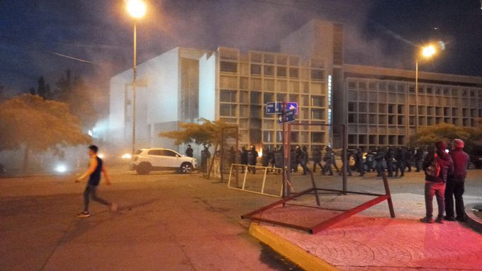 Catorce diputadas y diputados de #Chubut decidieron en una sesión inesperada, a escondidas y rodeada de policía, burlarse de la comunidad provincial y aprobar la ley de zonificación que abre el camino a las megamineras en la zona de la meseta. lavaca.org/notas/otra-vez…