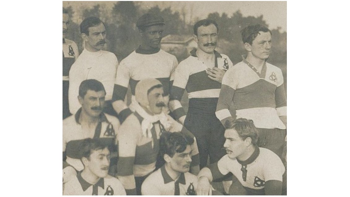 selenebordeaux's tweet photo. #JeudiPhoto
Le saviez-vous ? #RenéMaran, prix Goncourt 1921 pour #Batouala, était aussi joueur de rugby.
Le voici avec ses coéquipiers du Sport athlétique de #Bordeaux, le 12 janvier 1908.
Juste avant de subir une défaite historique face au Stade bordelais (62 à 0 quand même !) https://t.co/PPcwaypD5G