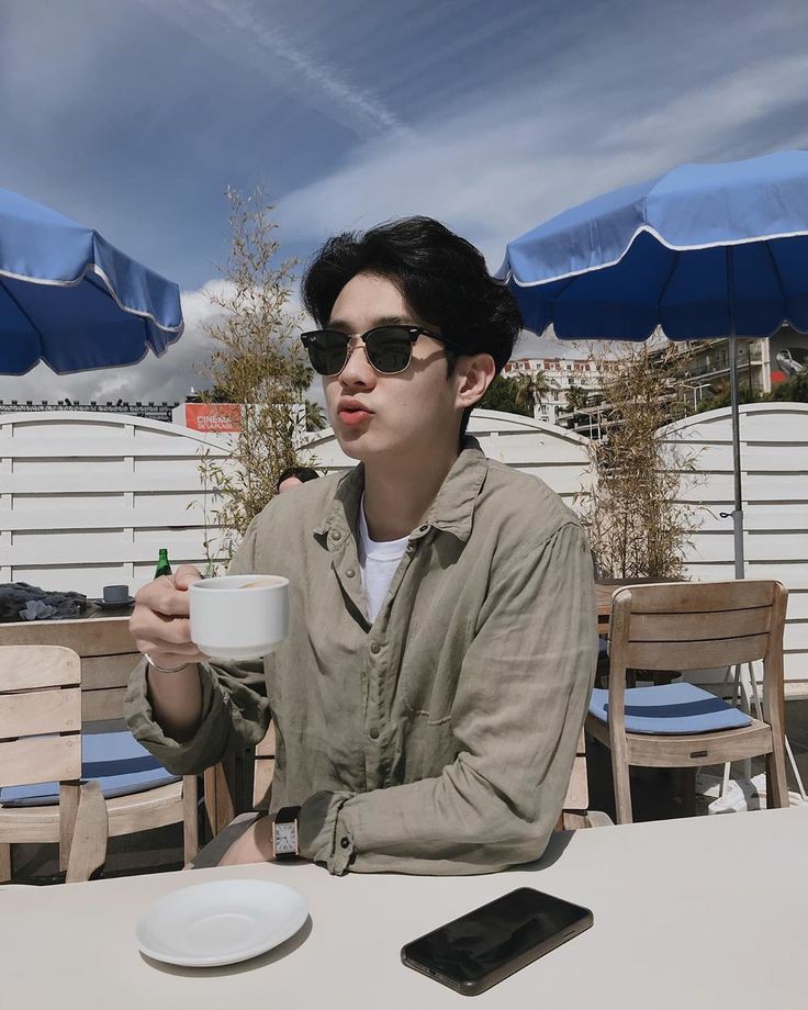 infodrakor_id's tweet photo. Terhyungsik hyungsik dah kelar. Terbitlah:

Terwooshik wooshik

Kalo kalian lagi ter- apa nih? 😅 https://t.co/H0O8WdWObx