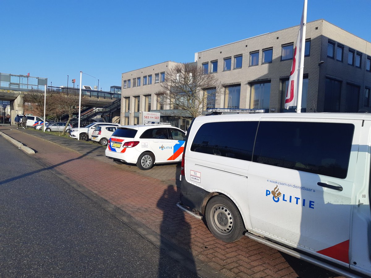 politie_johan's tweet photo. Net veel coll met toeters en bellen door #Hoofddorp. Had te maken met man die bij zijn pand kwam die van binnen was gebarricadeerd en er iemand binnen was. In pand hebben we een man aangehouden. #inonderzoek #dehoek https://t.co/iZf9Bs8KZy