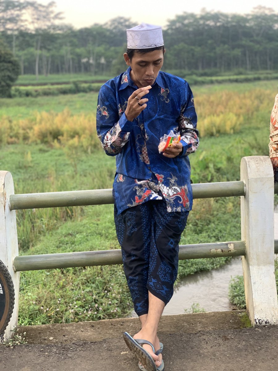cakal_q's tweet photo. Tertidur sekian lama tapi tidak meringankan apapun, mungkin yang lelah bukan tubuhnya, tapi isi kepalanya. 
.
.
.
~celotehsenja https://t.co/qNwijthRnr