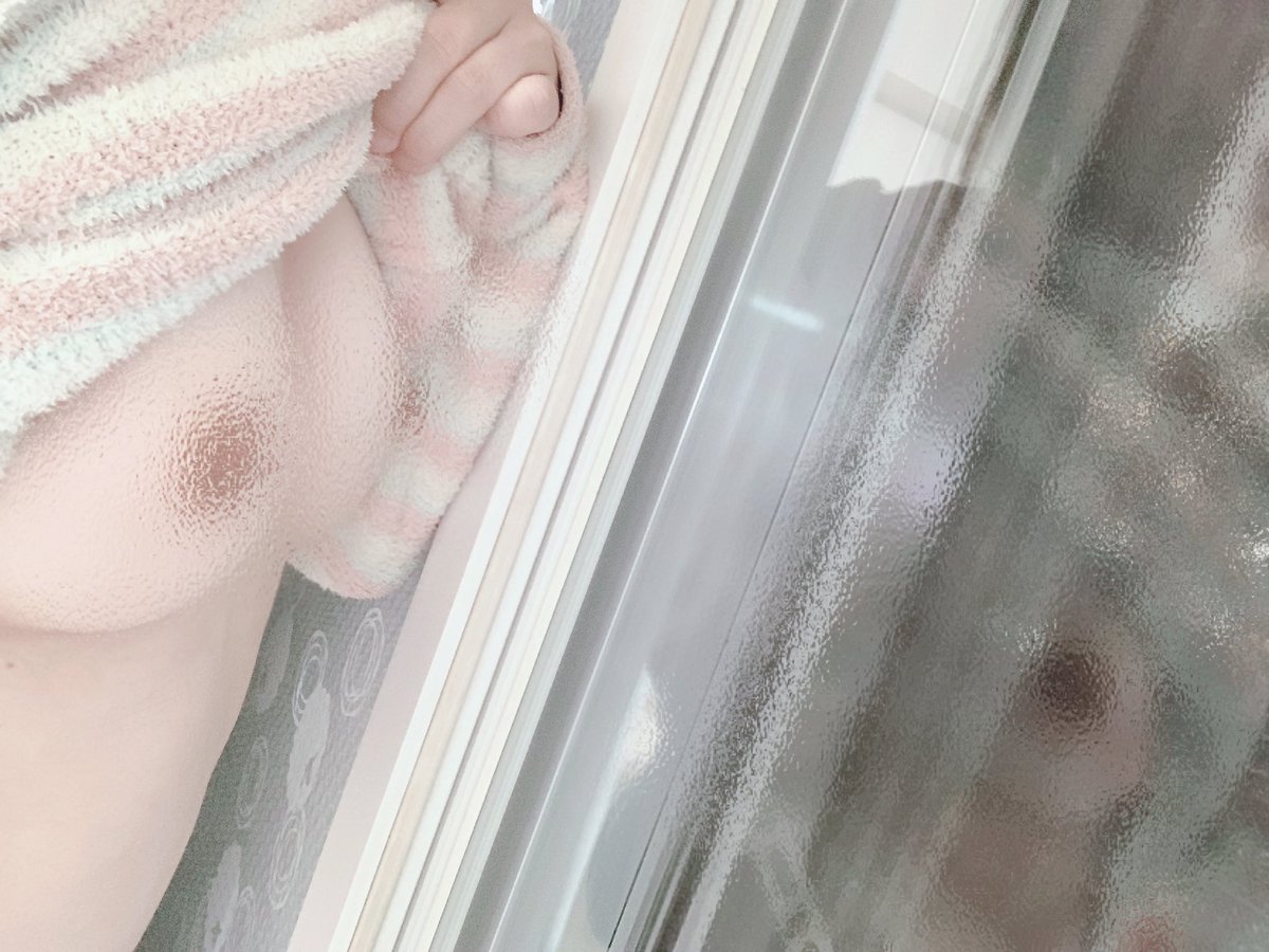 h1919h19's tweet photo. ベッドの上あがって出してたからかなり外からは見やすかったかなと思います！！ https://t.co/b0RNzDIuT8