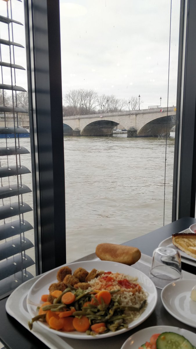 4uentin's tweet photo. À Paris, les Crous sont sur des péniches... https://t.co/Z8iqBNgH7G