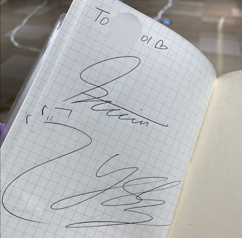 Stay_Villan's tweet photo. OP se encontró con Felix, Seungmin y Jeongin, habló un poco con ellos y consiguió sus autógrafos, OP dijo que la voz de Félix suena tan bien y afirmó que están a punto de ver la película de Spider-Man No Way Home +
(Continuó abajo) https://t.co/KsNY7TAZRM