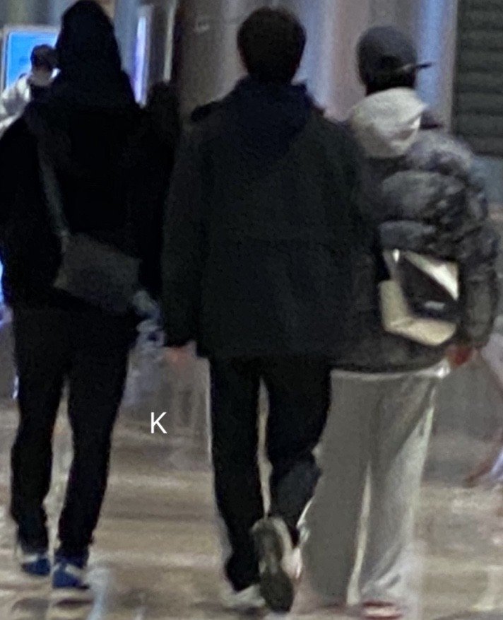 Stay_Villan's tweet photo. OP se encontró con Felix, Seungmin y Jeongin, habló un poco con ellos y consiguió sus autógrafos, OP dijo que la voz de Félix suena tan bien y afirmó que están a punto de ver la película de Spider-Man No Way Home +
(Continuó abajo) https://t.co/KsNY7TAZRM