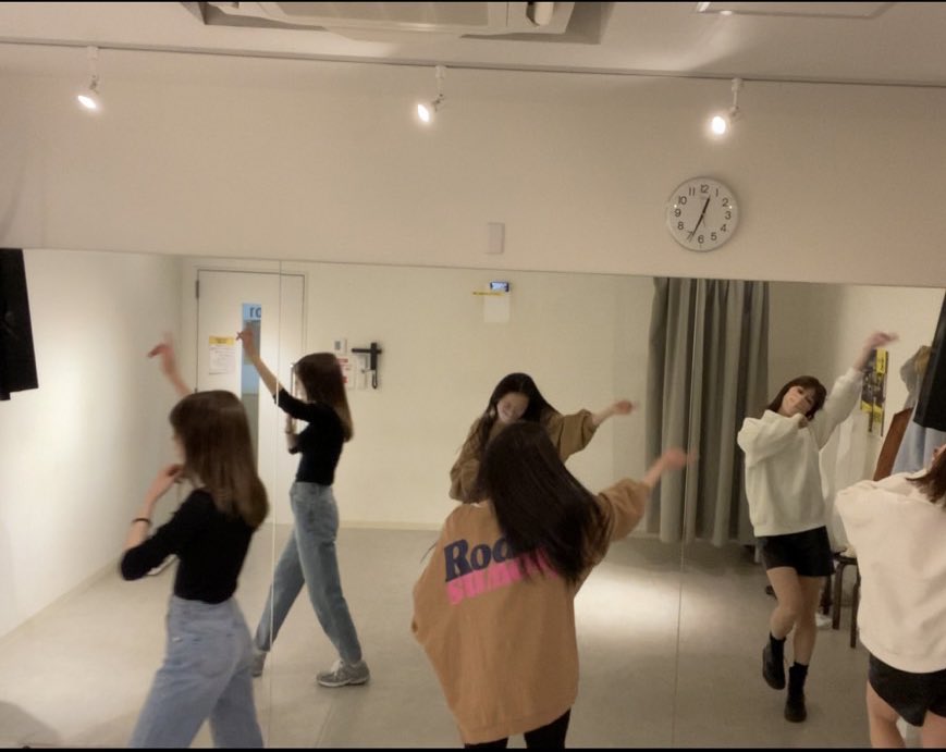 _OSG_official_'s tweet photo. 今週日曜日のラストライブに向け
リハをした様子です📸✨
右側ギャル2名と左側交通誘導員です。

気合い入りまくってます❤️‍🔥❤️‍🔥❤️‍🔥
最後の最後まで宜しくお願いします‼️

↓チケットはこちら🎟
https://t.co/cZiCi2SJcH

指名入場特典は
🎁ラストライブ限定ブロマイド🎄
(※メンバー1名からのサイン入り) https://t.co/5xxORabdV4