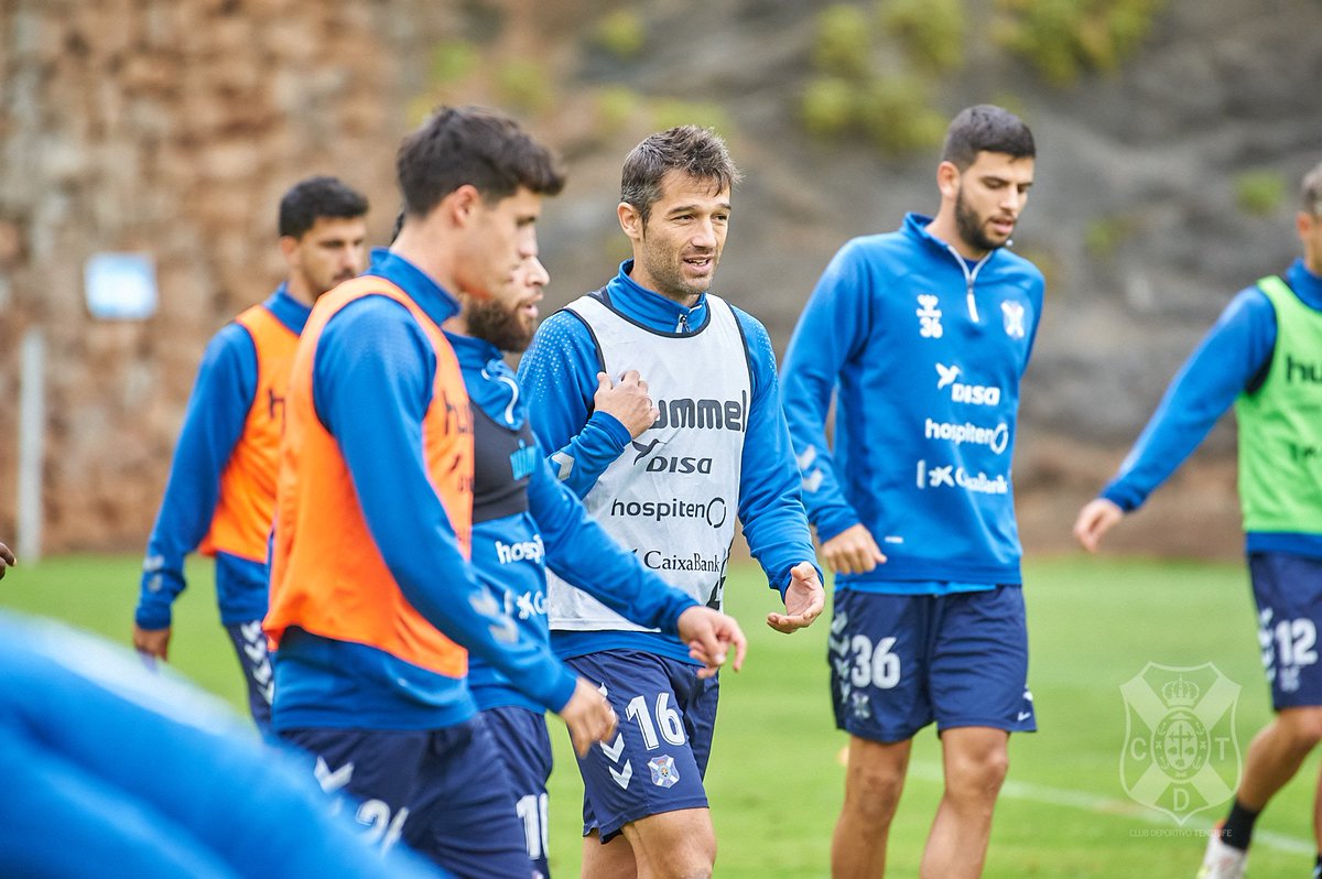 CDTOficial's tweet photo. 💪🏽 #LaLigaSmartBank 𝘱𝘪𝘥𝘦 paso y los nuestros ya preparan en #ElMundialito la próxima visita al #RealZaragoza.

#SomosLaPalma #RecuperamosNuestroAliento #RealZaragozaTenerife https://t.co/aPuf4UHHDZ
