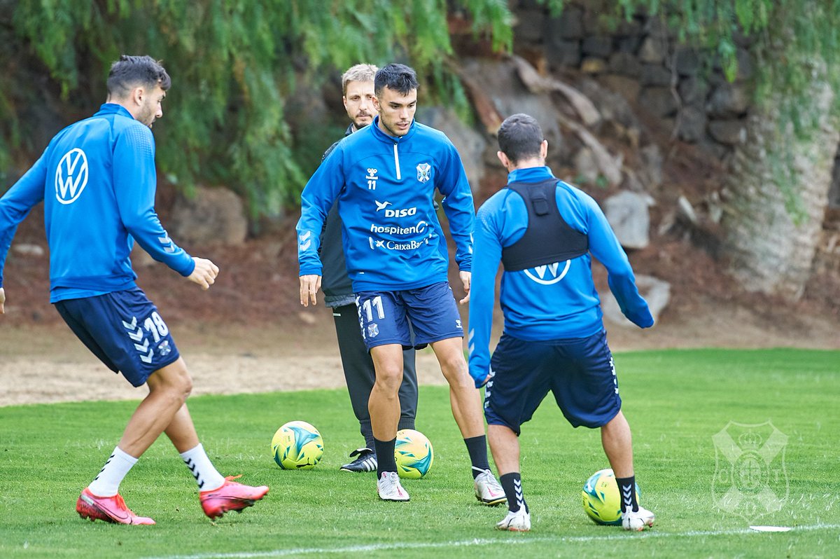 CDTOficial's tweet photo. 💪🏽 #LaLigaSmartBank 𝘱𝘪𝘥𝘦 paso y los nuestros ya preparan en #ElMundialito la próxima visita al #RealZaragoza.

#SomosLaPalma #RecuperamosNuestroAliento #RealZaragozaTenerife https://t.co/aPuf4UHHDZ