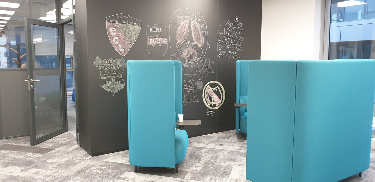 coxysophie's tweet photo. Mais que se passe t-il au 21, l'espace de #CoworkingParisSaclay ? 🧐
Concours improvisé d'ecussons de ⚽️ 🥅 ! Avec un club local.... et pas des moindres !
J'en connais à qui ça va plaire @DuarteBenoit 😉 #TaVille #TonCoeur #TonClub
Merci au dessinateur qui se reconnaîtra 🤗 https://t.co/59Api3l5hU