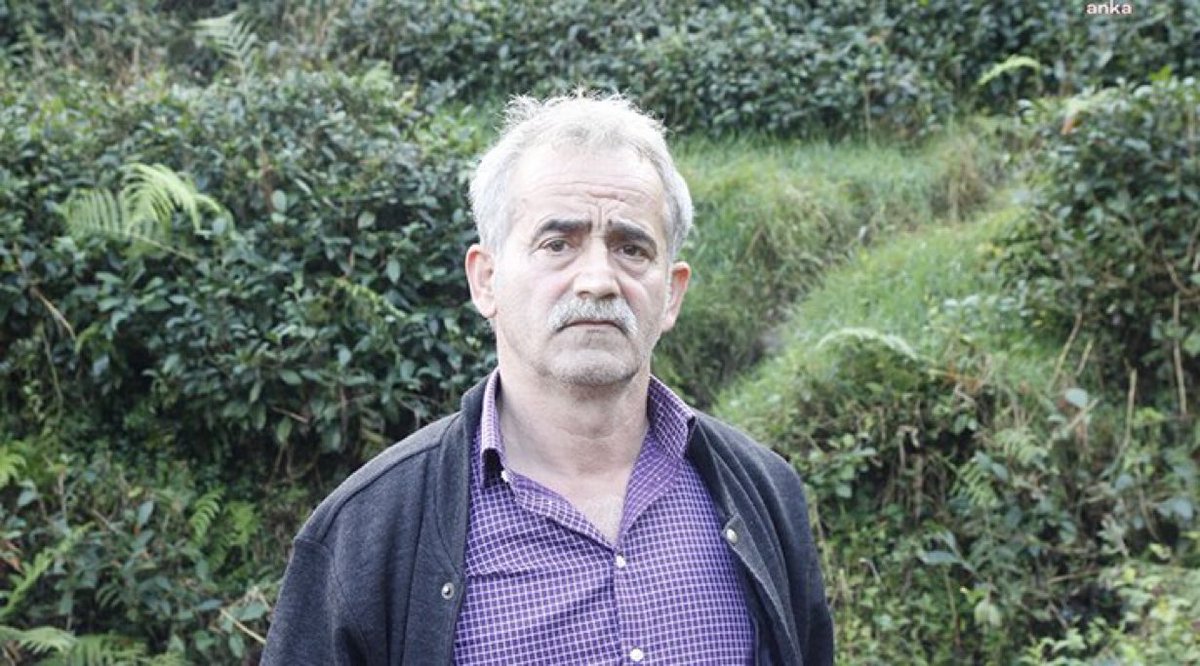 elifilgaz's tweet photo. Rize'de sokak röportajında ekonomiyi eleştiren yurttaşın başına gelenler: Önce gözaltına alındı, ardından sokakta darp edildi, şimdi de evinin suyu kesildi
https://t.co/xbGQgMCIUY https://t.co/gwU7GuQxEo