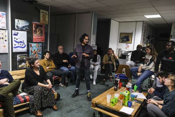 ashredaction's tweet photo. REPORTAGE - Jeunes placés : une grande famille comme repère ] par @marie_nahmias 

En Loire-Atlantique, l’Adepape Repairs ! 44 organise régulièrement des dîners pour aider les jeunes majeurs sortant de l’aide sociale à l’enfance.
@Repairs44 

https://t.co/Jr22dqP2Pi https://t.co/6q0YhvHt6s