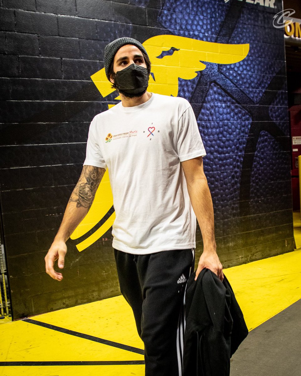 TRRFoundation's tweet photo. ¡Un partido muy especial! 🏀🌻
Anoche, en el encuentro entre @cavs y @HoustonRockets, @rickyrubio9 salió al campo de juego para visibilizar la increíble labor que lleva adelante @PrayerfromMaria, en el marco de nuestro proyecto #OneMonthOneCause. https://t.co/tO07gZHGPf