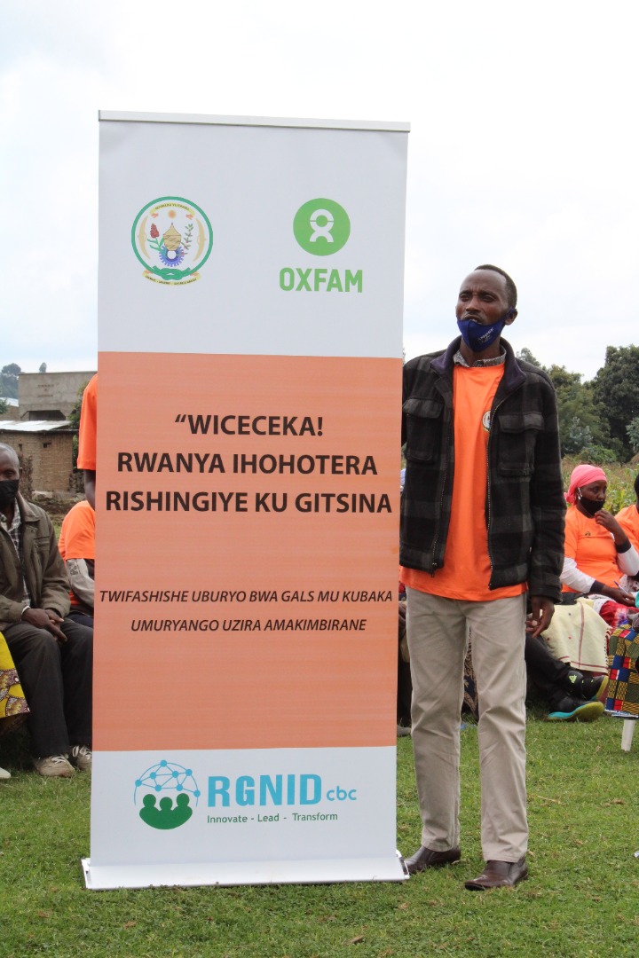 RwandaGNID's tweet photo. Uyu munsi @RwandaGNID ku bufatanye na @oxfaminrwanda yakoze ubukangurambaga bwo kurwanya ihohotera mu miryango mu murenge wa @BugeshiI mu Karere ka @RubavuDistrict, hifashishijwe uburyo bwa GALS bukoresha ibishushanyo. #16DaysofActivism 🧡 and #Beyond. https://t.co/1ueNUqZ59s