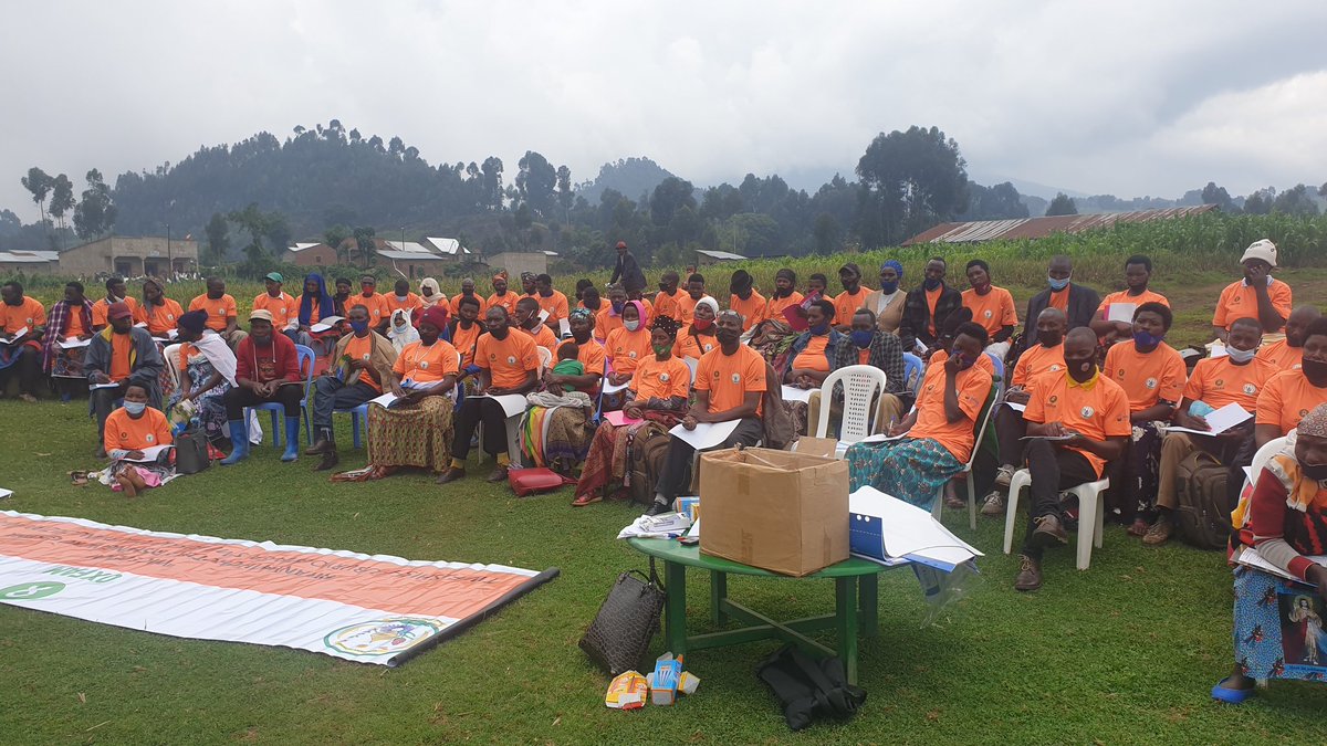 RwandaGNID's tweet photo. Uyu munsi @RwandaGNID ku bufatanye na @oxfaminrwanda yakoze ubukangurambaga bwo kurwanya ihohotera mu miryango mu murenge wa @BugeshiI mu Karere ka @RubavuDistrict, hifashishijwe uburyo bwa GALS bukoresha ibishushanyo. #16DaysofActivism 🧡 and #Beyond. https://t.co/1ueNUqZ59s