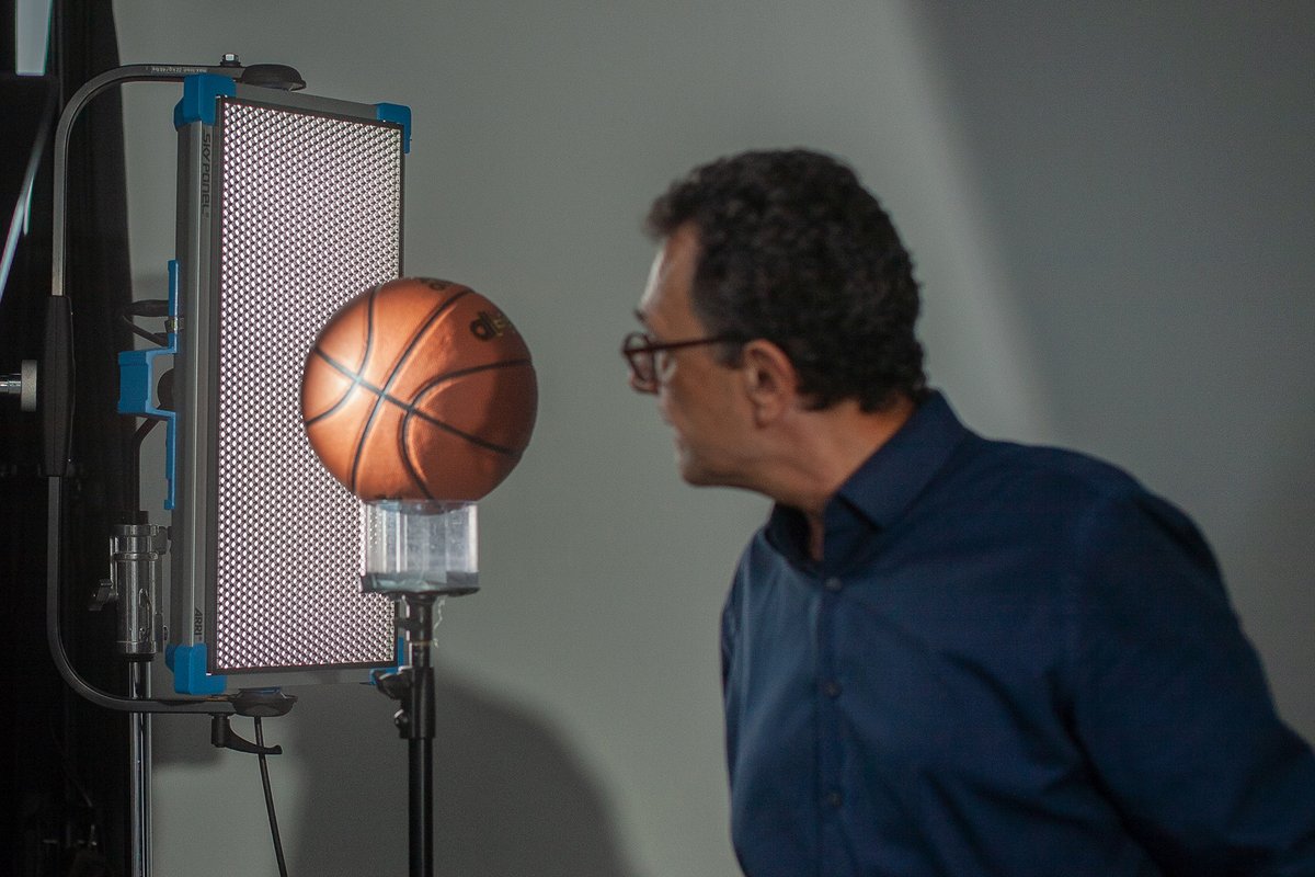 ARRIChannel's tweet photo. Have you ever wondered how a product image conveys the exact right feeling? Stay tuned to learn more about product #photography and the advantages of continuous lighting.
📸 Eberhard Schuy
#ARRI #illumindatedwithARRI #ARRILighting #continuouslighting #ARRIPhotography https://t.co/cOsQcN2k8Q