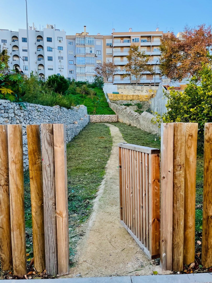CamaraLisboa's tweet photo. Na Penha de França vai nascer uma horta comunitária onde todos cultivam para todos. A Associação Regador apresentou o projeto “Regar o Alto da Eira”, um espaço comunitário onde o que se planta será decidido, semeado, regado e colhido pela comunidade. 
#BIPZIP #Lisboa https://t.co/HBz9JNfiaz