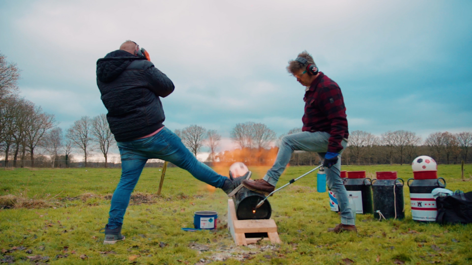 Carbid + water = chemische reactie waarbij zeer explosief acetyleengas vrijkomt. Bij het schieten zorgt dit voor harde knallen tot wel 100dB. Knal dus altijd samen met een BOCK en doe oordoppen op!

#WieisdeBock #alleensamenmeteenBOCKdieschietenkan #eenechtebockheeftdoppenop