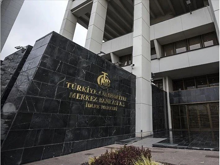 24newsturkey's tweet photo. #SONDAKİKA

Merkez Bankası faiz kararını açıkladı

📌 #MerkezBankası merakla beklenen faiz kararını açıkladı. #TCMB, bir hafta vadeli repo ihale #faiz oranını (politika faizi) 100 baz puan indirerek yüzde 14'e düşürdü. https://t.co/HnukhqxZMA