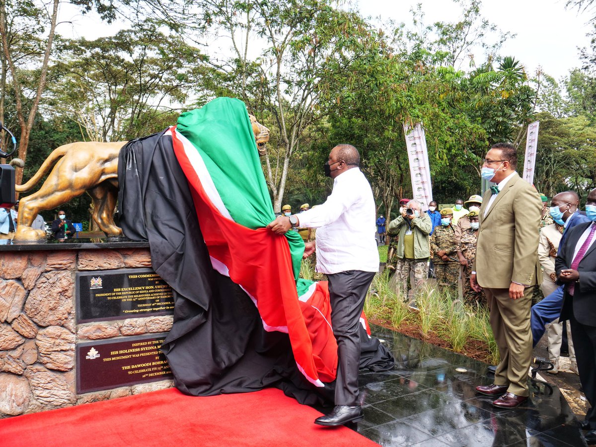 tunajibu's tweet photo. This Lion Commemorative Plaque has been unveiled by His Excellency President Uhuru Kenyatta, to celebrate the milestones achieved through the @kwskenya conservation journey, on the 75th Anniversary of Nairobi National Park.
#NairobiParkAt75 🦁 
#ZuruNairobiPark #ZuruNaKWS https://t.co/yeZLbL0Fbp