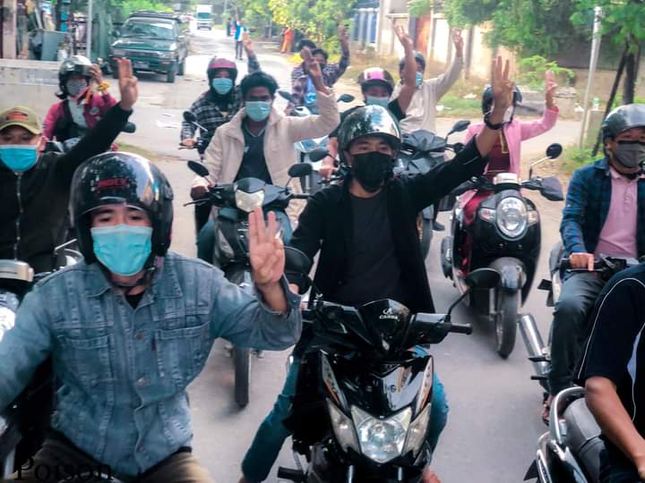 spring_2021's tweet photo. Despite the presence of junta massive forces, Mandalay Engineers Group marched on the streets to overthrow the genocidal dictatorship by chanting revolutionary slogans. 

"အသွေးအသားထဲက ပုန်ကန် 
ရရင်ရသလို တော်လှန်
မပြီးဆု��းသေးတာ မမေ့ပါနဲ့"

#Dec16Coup   
#WhatsHappeningInMyanmar https://t.co/DAlZwiMLLN