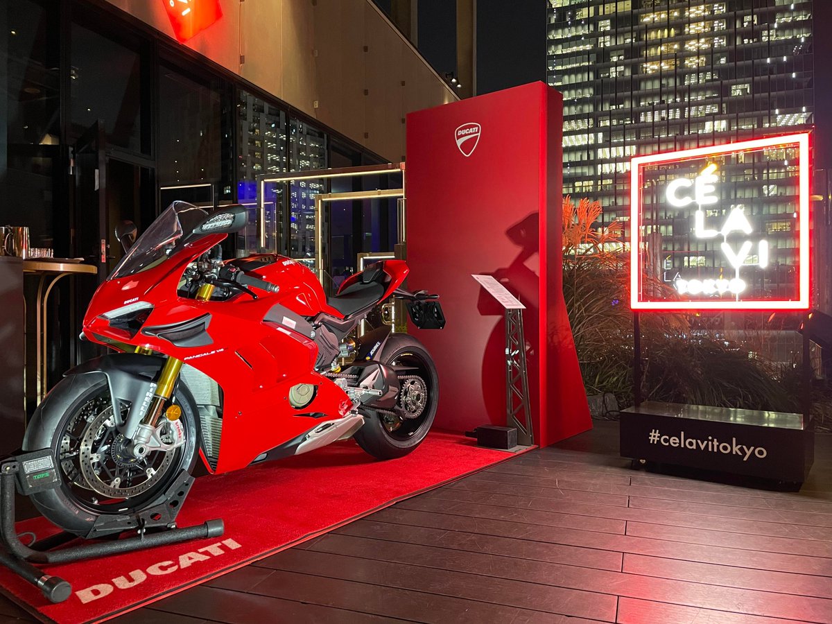LifestyleTokyo_'s tweet photo. 渋谷FUKURAS(東急プラザ渋谷)18F CE LA VI RESTAURANT&SKY BAR様にてPanigale V4Sを展示頂いております。(展示期間12/18まで)
お店様の雰囲気+渋谷の景色がPanigale V4と見事にマッチしております。
#ducati
#panigalev4
#myfirstducati
#ドゥカティいいじゃん
#ドゥカティ
#célavi https://t.co/FOE7WVH9uC