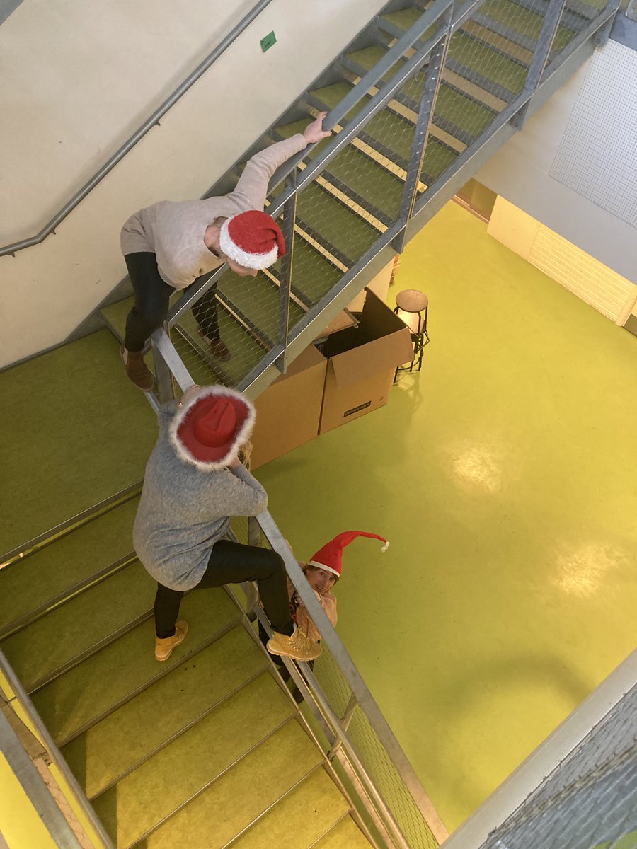 MBLFOTO's tweet photo. På @KlostermSkole kravler der nisser rundt. https://t.co/fDJ52ANirb