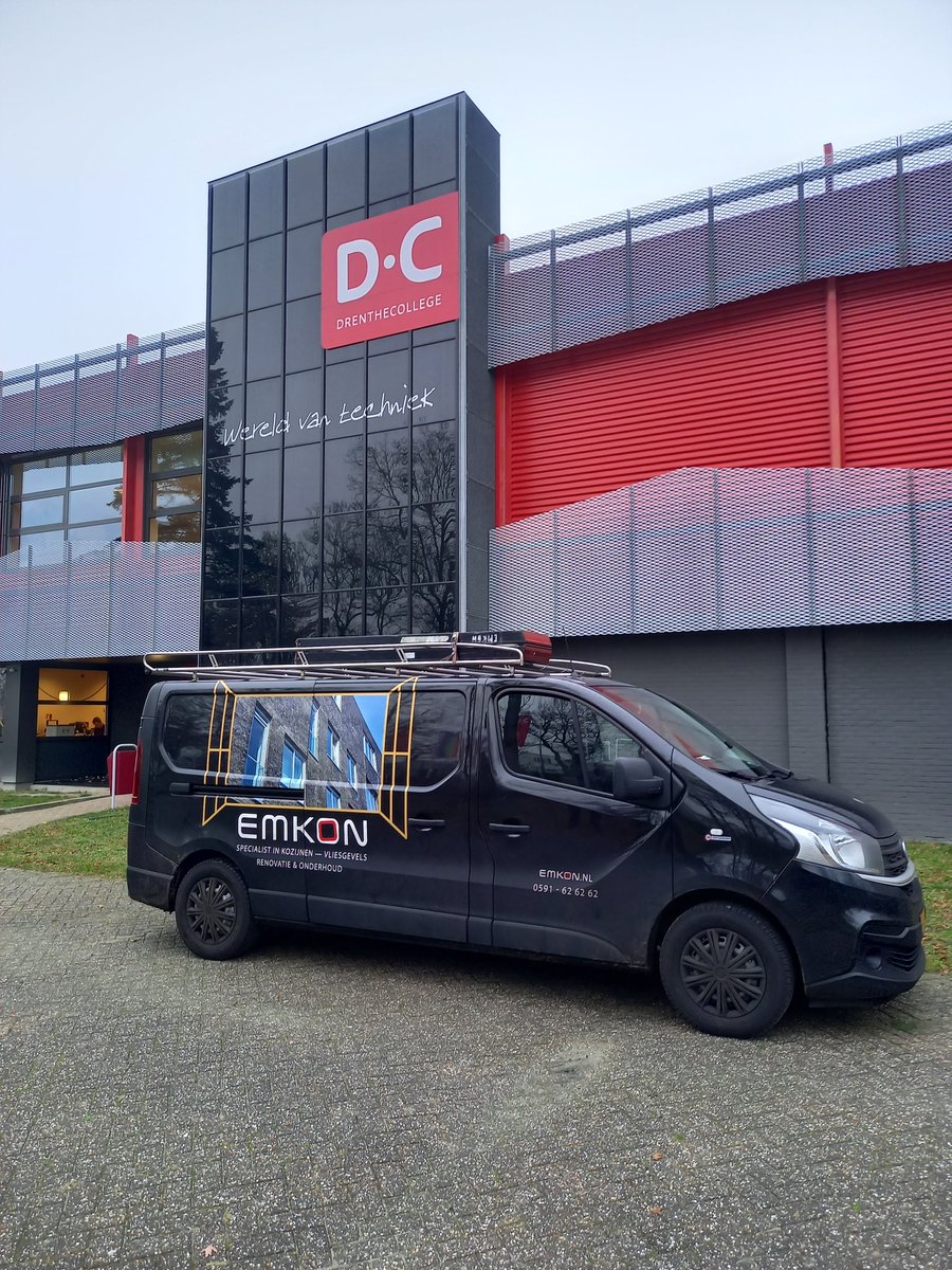 Ook de zonnepanelen in de gevel hebben #onderhoud nodig, #Emkon uit #Emmen doet het. #PartnerindeRegio #DaagJezelfUit <a href="/DrentheCollege/">Drenthe College</a>