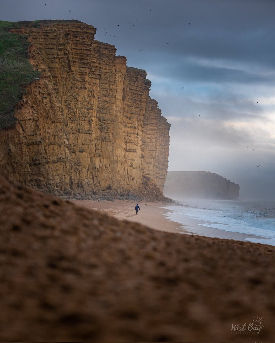 WestBayPhoto's tweet photo. Running The Gauntlet - West Bay 👣📸

@DorsetMag @DorsetSnow @landscaping_pic @jurassic_coast @BBCDorset
#westbay #dorset #jurassiccoast #broadchurch #westbayphotography #dorsetphotography https://t.co/wndAGnobkD