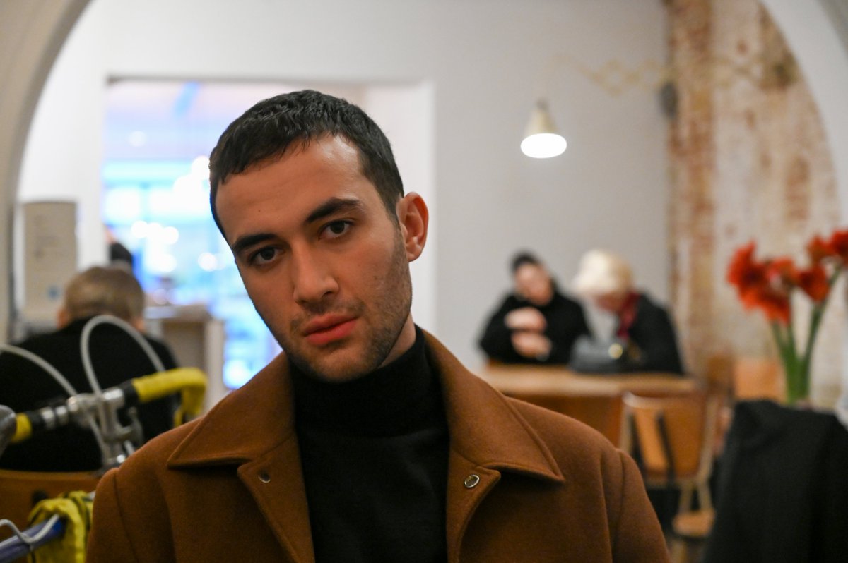 Ik mocht de fantastische Yassine Ouaich, ook wel gekend als Smile uit de nieuwe productie 'Grond' van Adil en Bilall, interviewen. Benieuwd naar zijn verhaal? check het hier:
journalistiek.mm.ehb.be/erasmix/2021/1…