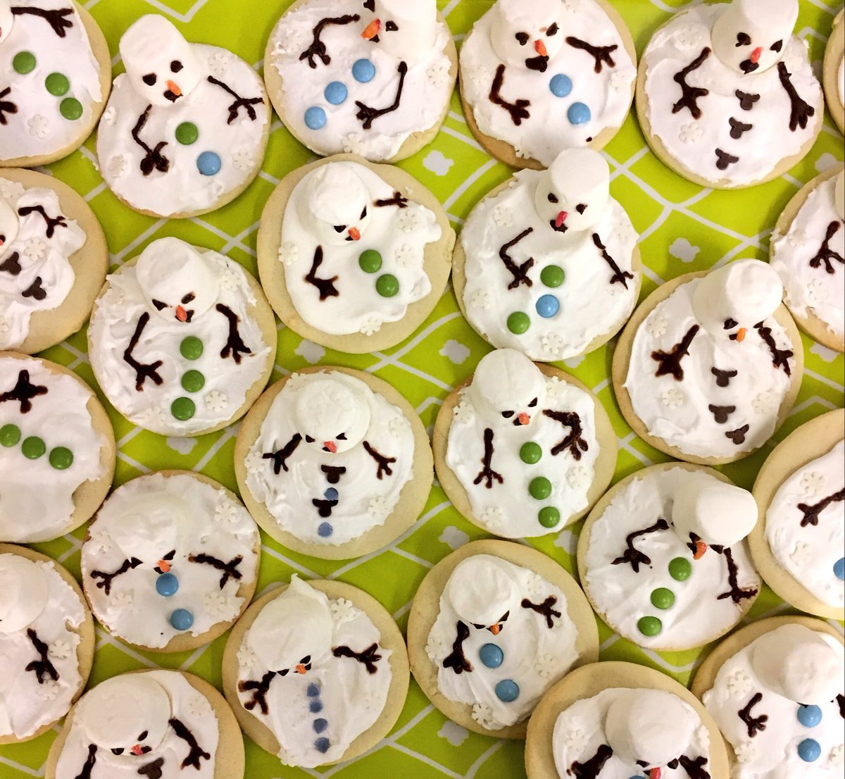Gingeybites's tweet image. I'm not a baker so I don't want to hear about how rustic and childlike these snowman cookies look (it's part of the charm ok??) but they're fun and a good activity to do with kids... ⛄️ 

gingeybites.com/2017/12/melted… 

#christmasbakes #festivebakes #ThrowbackThursday