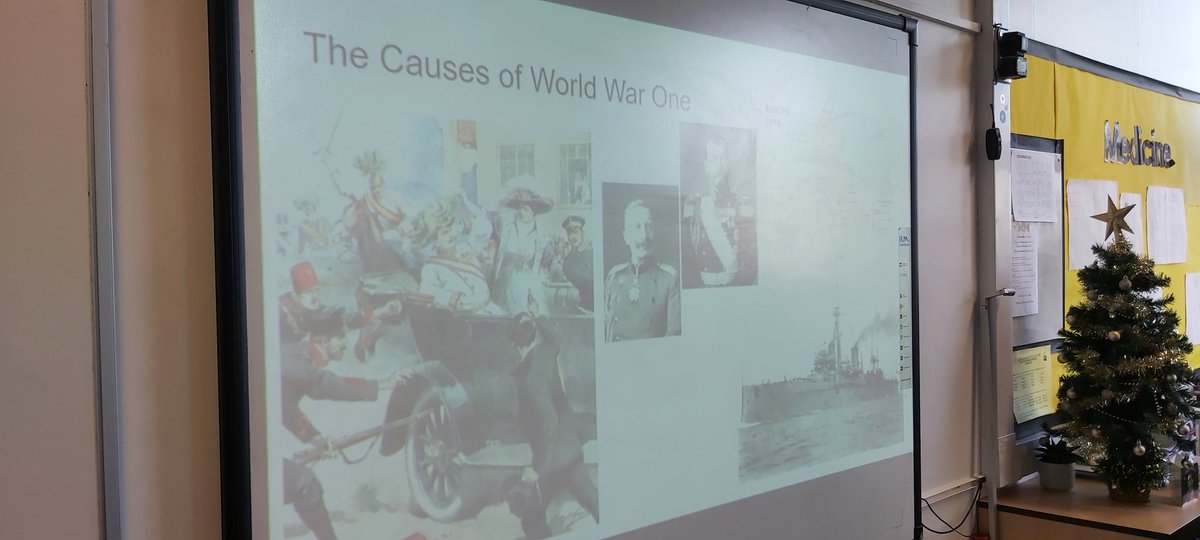 SHS_SixthForm's tweet photo. @SHSHist next and our prospective Year 12s were exploring the causes of the First World War. Omar made some excellent points here to Ms. Slingsby's delight! Well done!
#JoinUs #TeamSherburn @sherburnhigh https://t.co/MMB3COQR5i